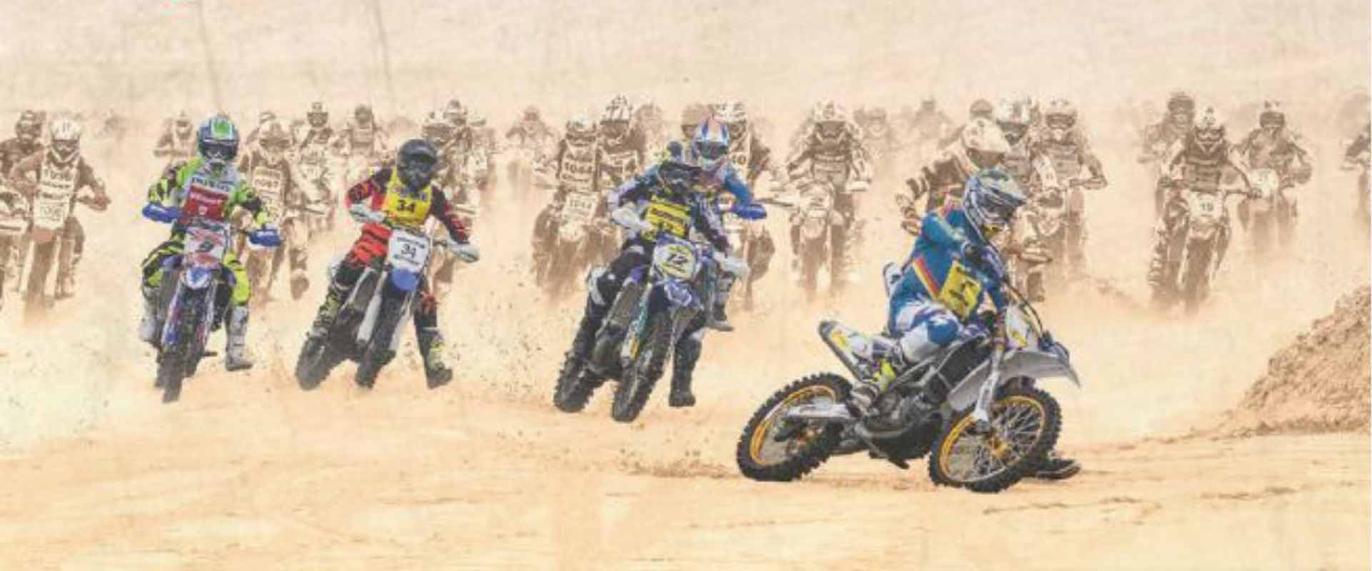 Photo de motos cross dans le sable à l'enduropal du touquet