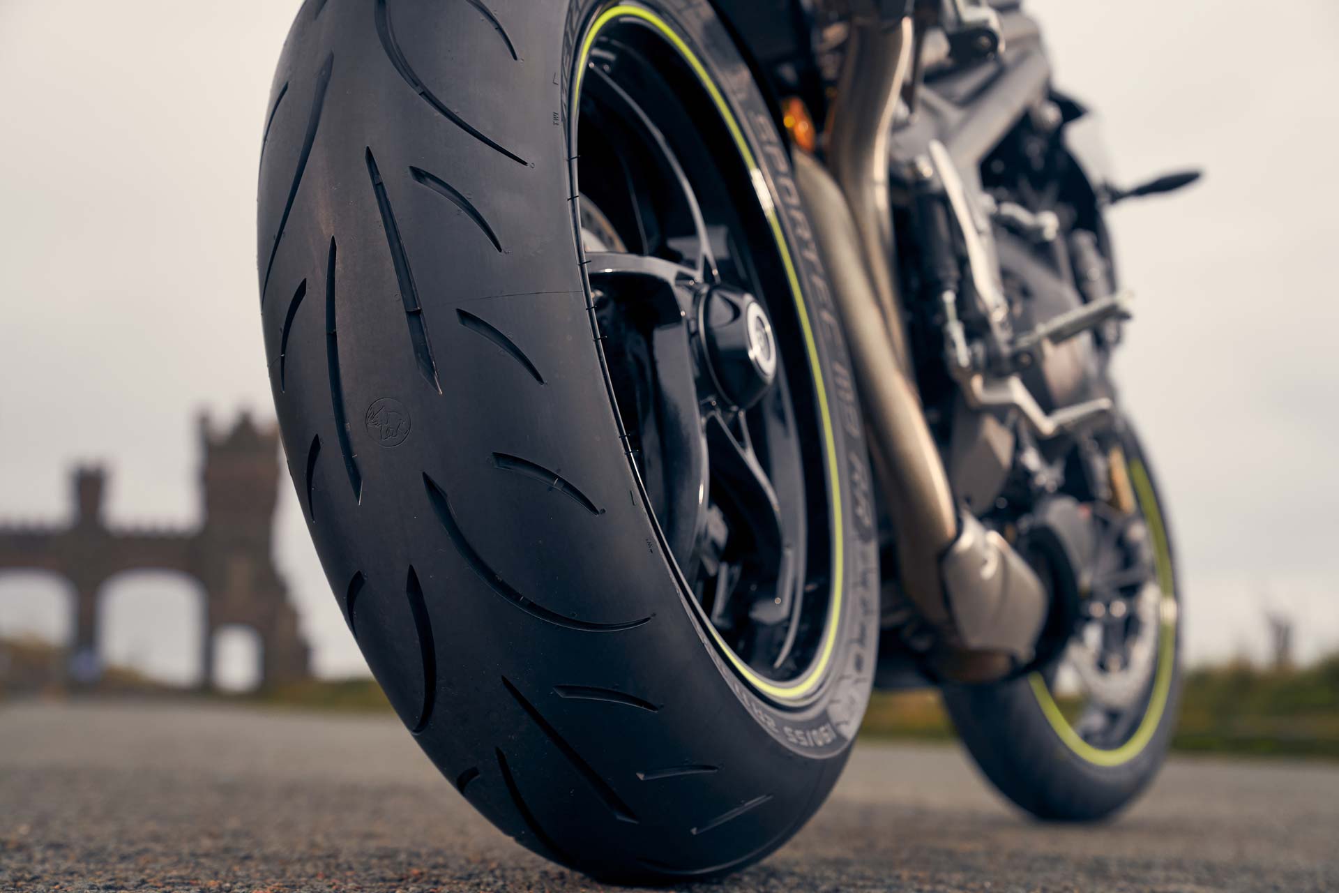 Metzeler Sportec M9 RR, METZELER SPORTEC M9 RR, LE NOUVEAU PNEU SUPERSPORT POUR RELEVER LES DÉFIS DIFFICILES