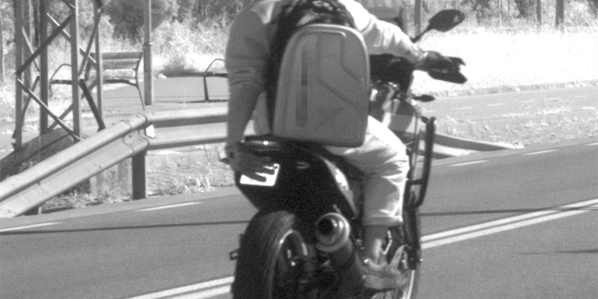 Un motard met sa main sur sa plaque pour échapper aux radars