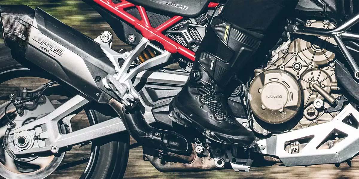 TCX est une marque spécialisée dans les chaussures pour motards.
