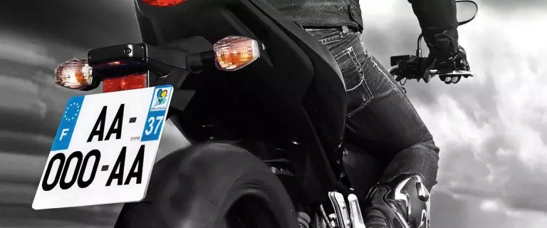 Nouvelles plaques d'immatriculation moto, obligatoires au 1er juillet