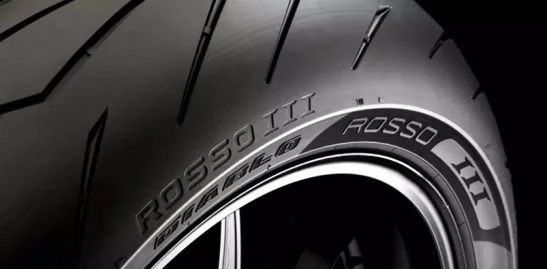 Pirelli DIABLO ROSSO III élu meilleur pneu Supersport 2017 par Motorrad