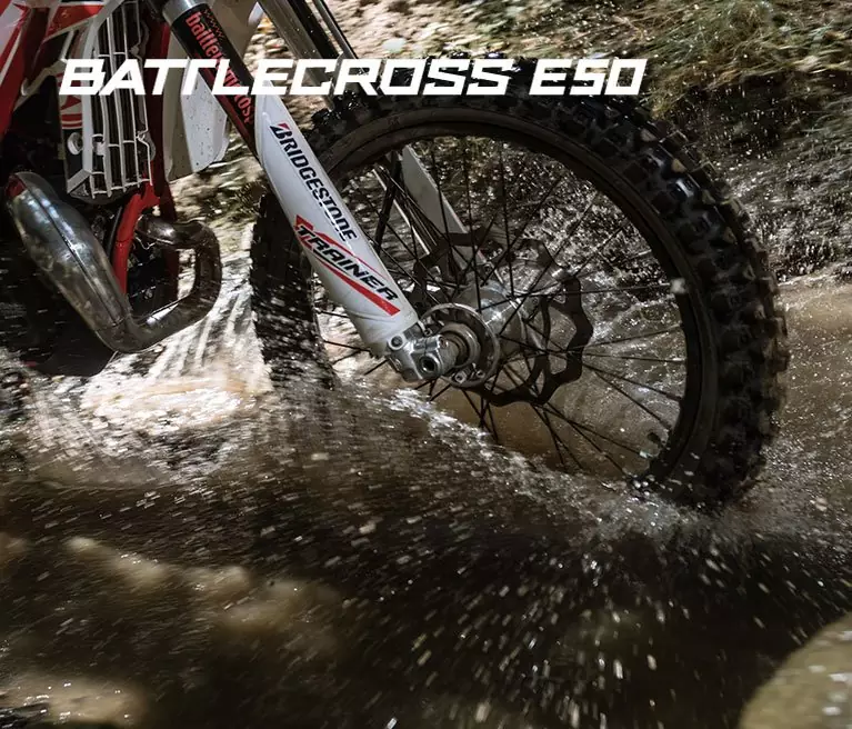 Bridgestone lance le pneu moto BATTLECROSS E50 destiné aux courses d’enduro