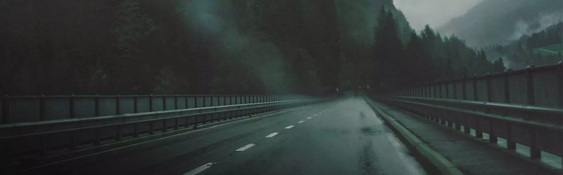 Rouler en moto sous la pluie : quelques astuces pour conserver une bonne visibilité