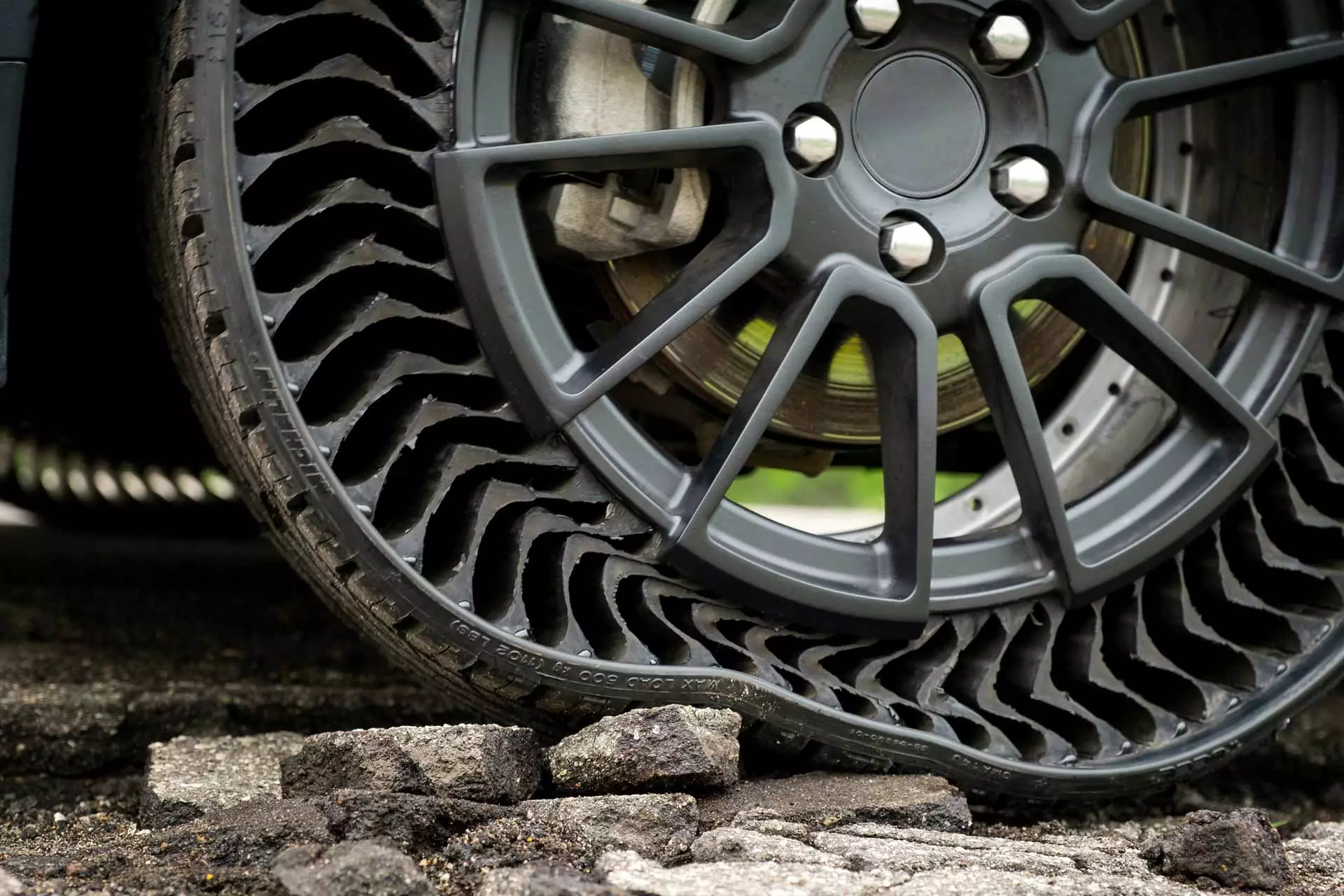 pneu révolutionnaire anti-crevaison, Michelin Uptis