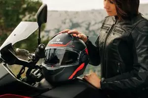 Casque modulable Shark EVO-GT noir et rouge