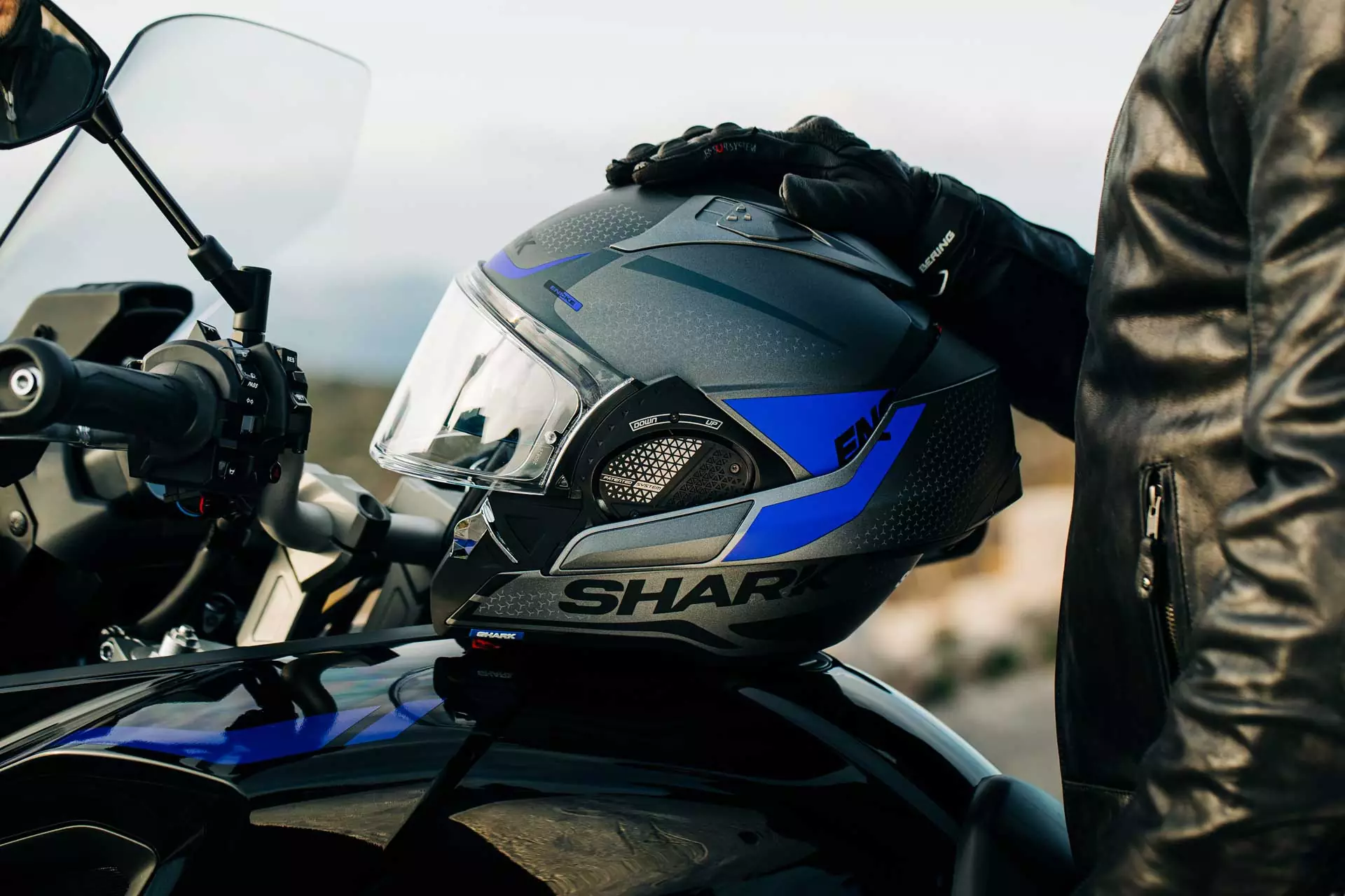 Casque modulable Shark EVO-GT noir et bleu