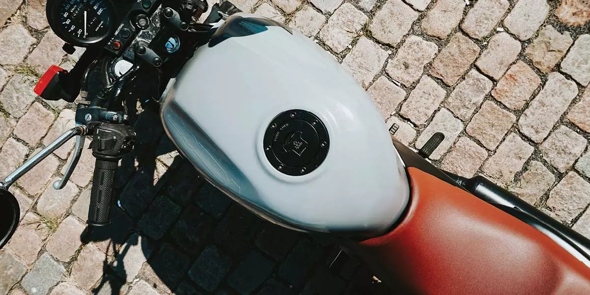 Focus sur le filtre à essence moto ou filtre à carburant. Un consommable peu onéreux qui joue un rôle important dans la longévité et les performances d'un deux-roues.