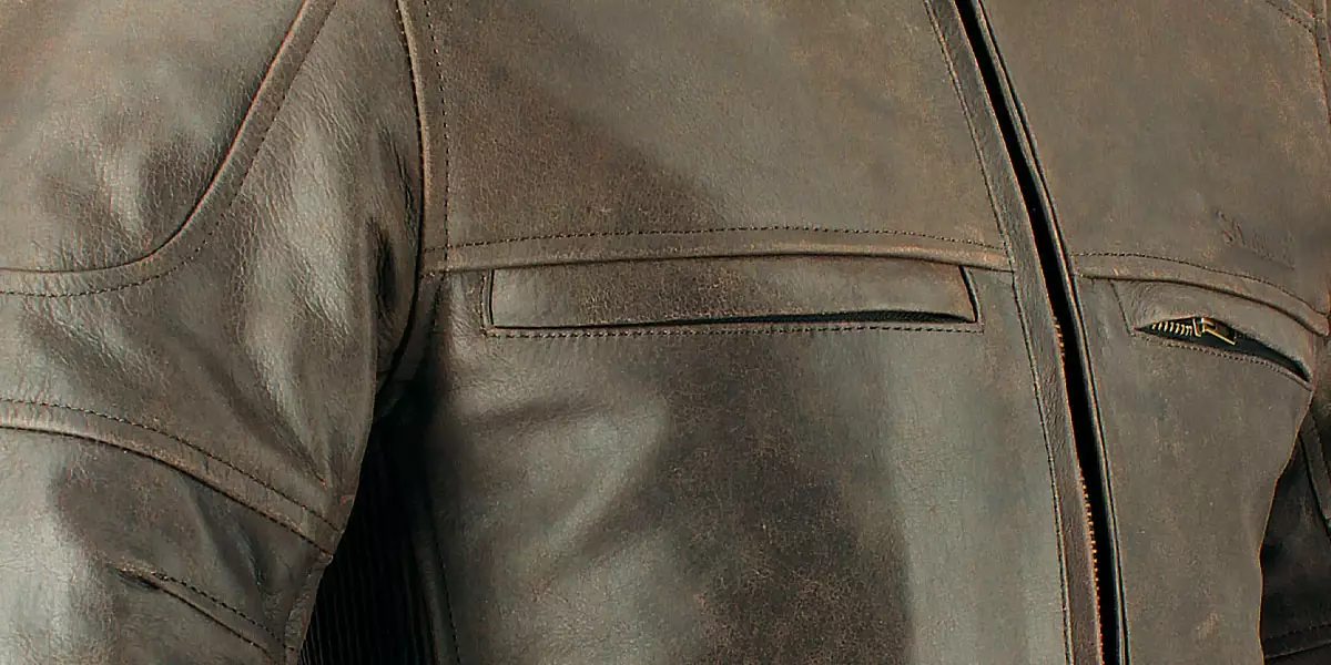 Entretenir son blouson cuir moto en quelques étapes pour lui assurer une durée de vie optimale.