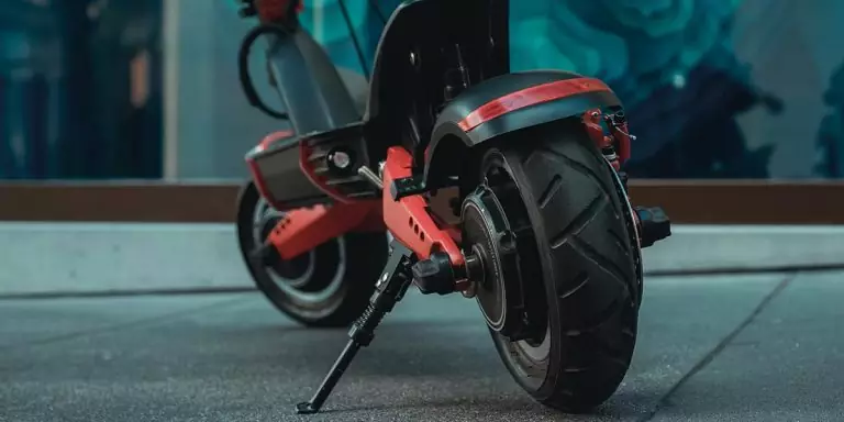 110 km/h sur l'autoroute en trottinette électrique