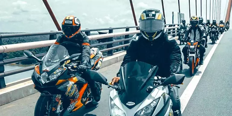 Les équipements moto obligatoires dans le monde