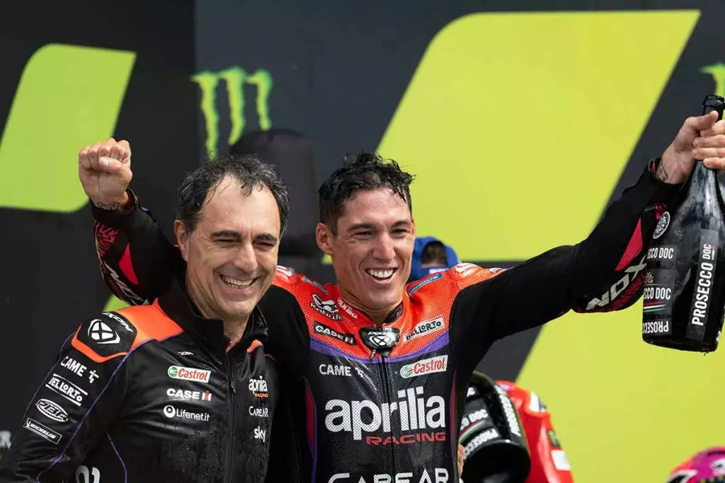 Le pilote Ixon Aleix Espargaro vainqueur du GP de Grande-Bretagne
